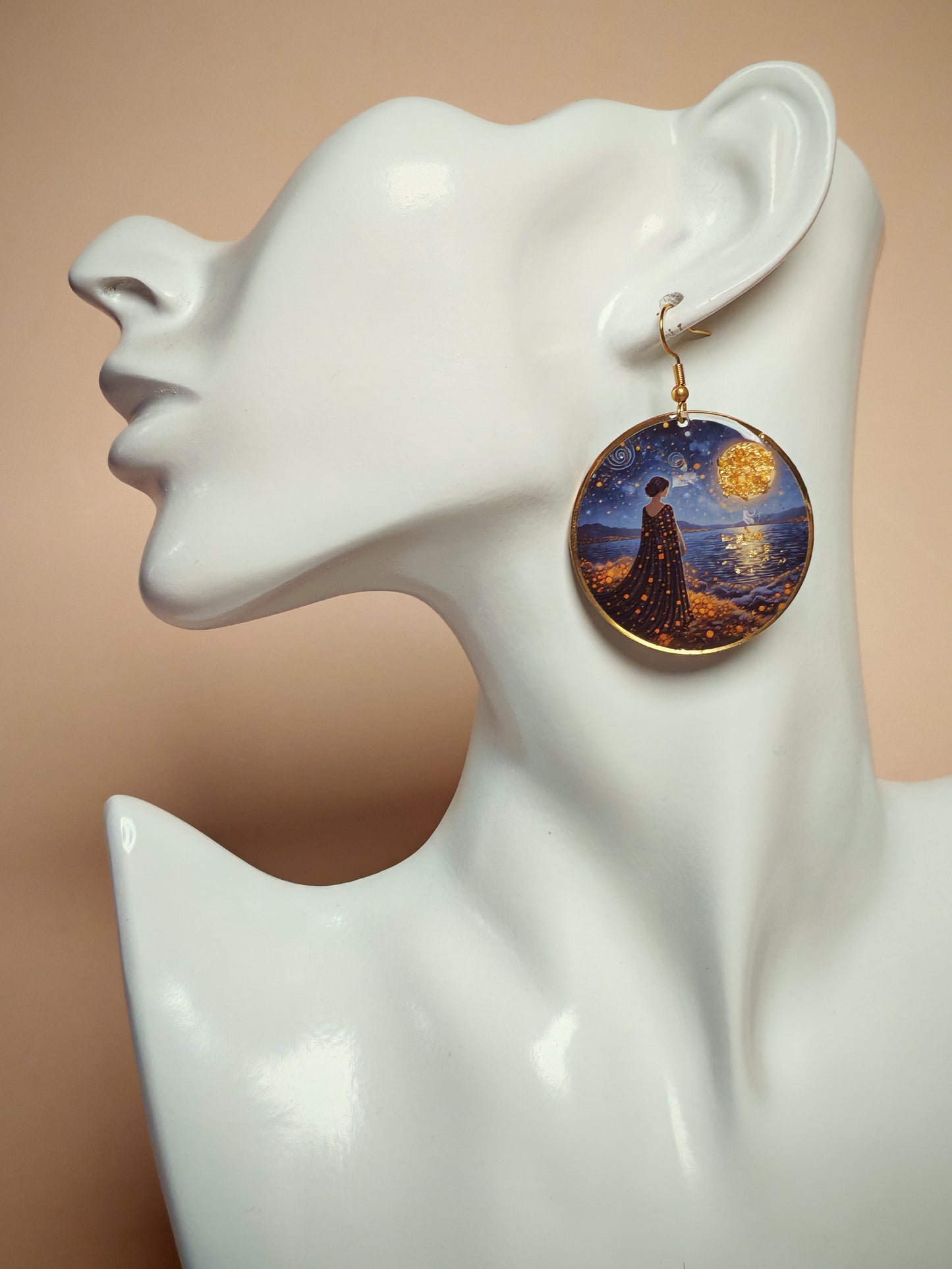 Boucles d’oreilles Klimt – Silhouette sous la lune dorée