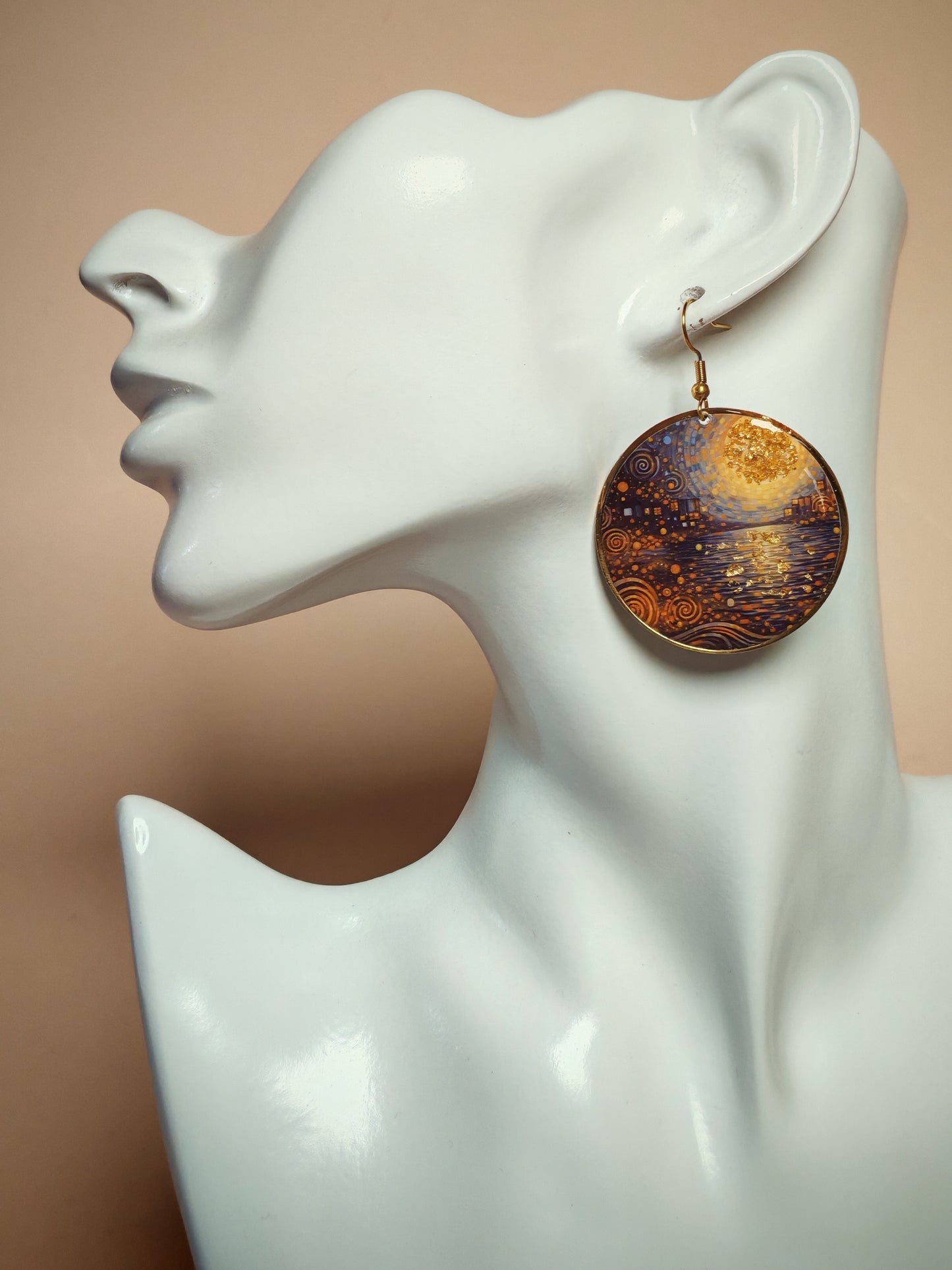 Boucles d’oreilles Klimt – Silhouette sous la lune dorée