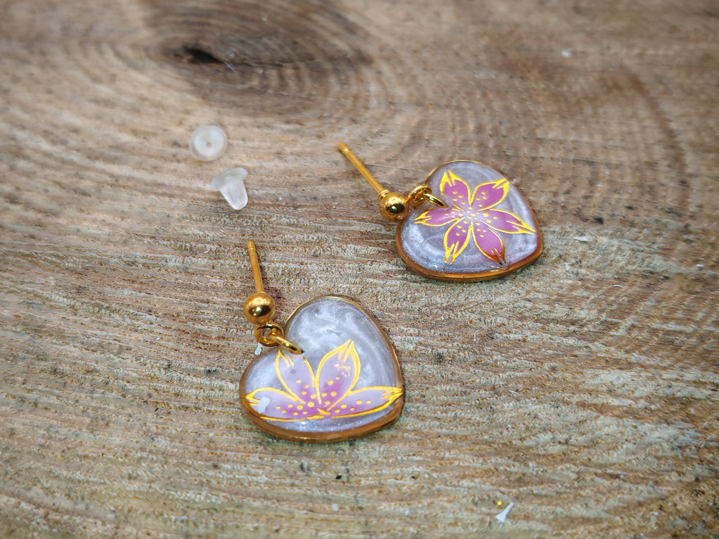Boucles d’oreilles – Fleur nacrée aux reflets doux