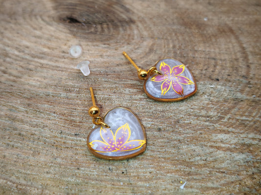 Boucles d’oreilles – Fleur nacrée aux reflets doux