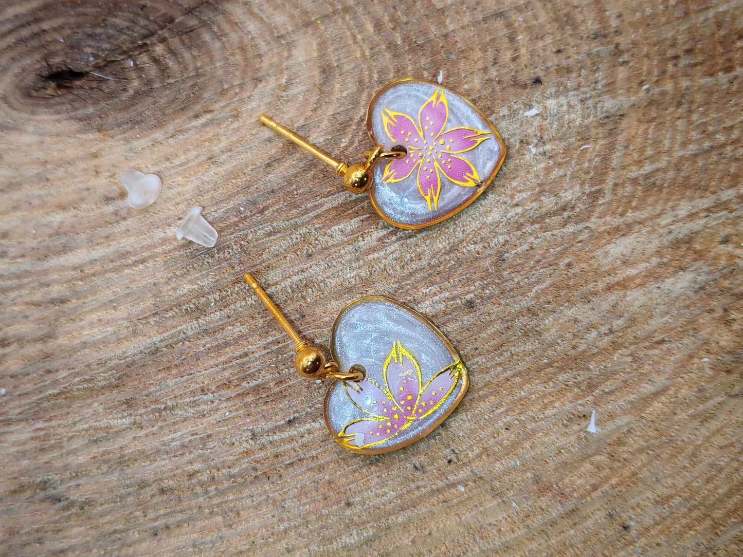 Boucles d’oreilles – Fleur nacrée aux reflets doux