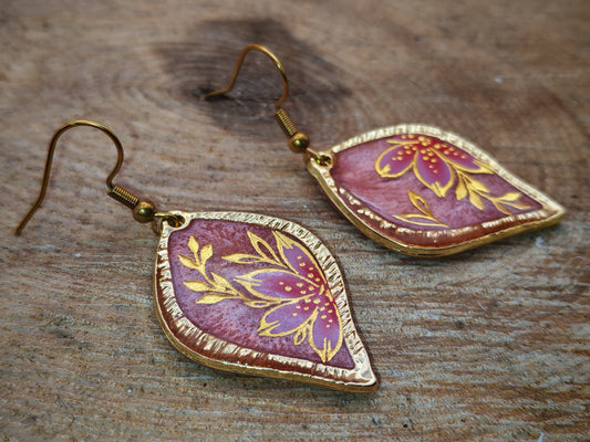 Boucles d’oreilles – Éclosion dorée sur pétale rosé