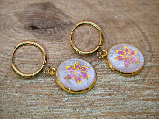 Boucles d’oreilles – Fleur nacrée aux éclats rosés