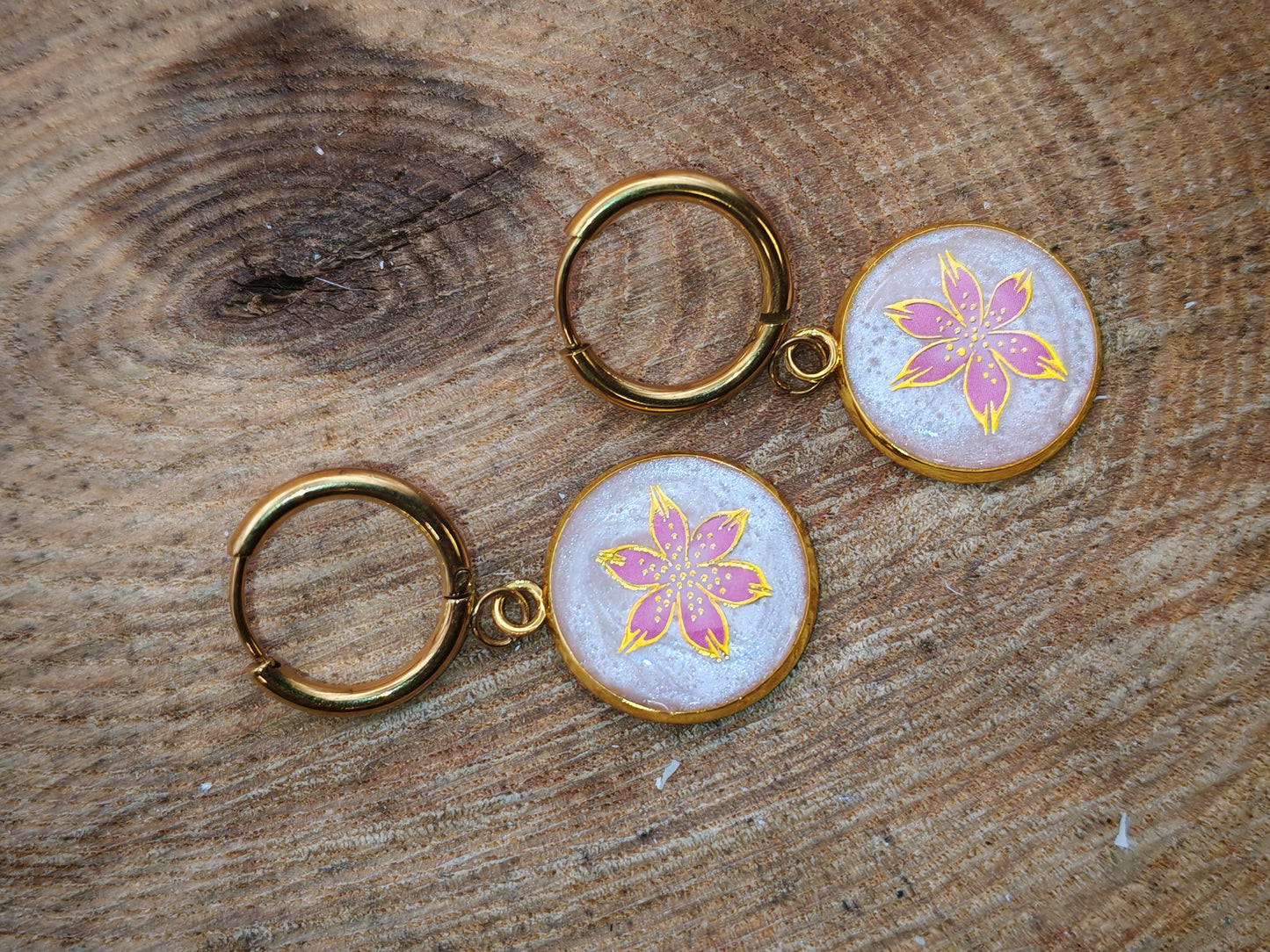 Boucles d’oreilles – Fleur nacrée aux éclats rosés