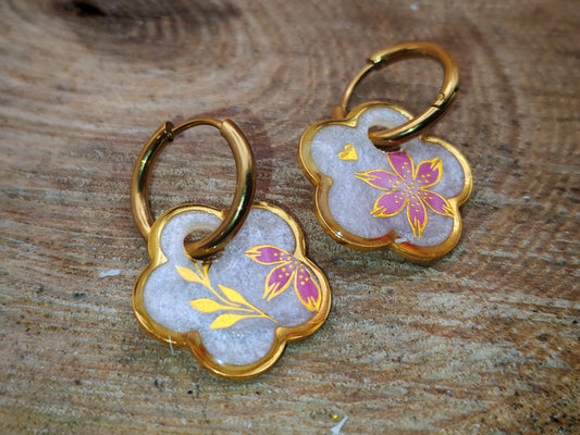 Boucles d’oreilles – Fleur nacrée au souffle rosé