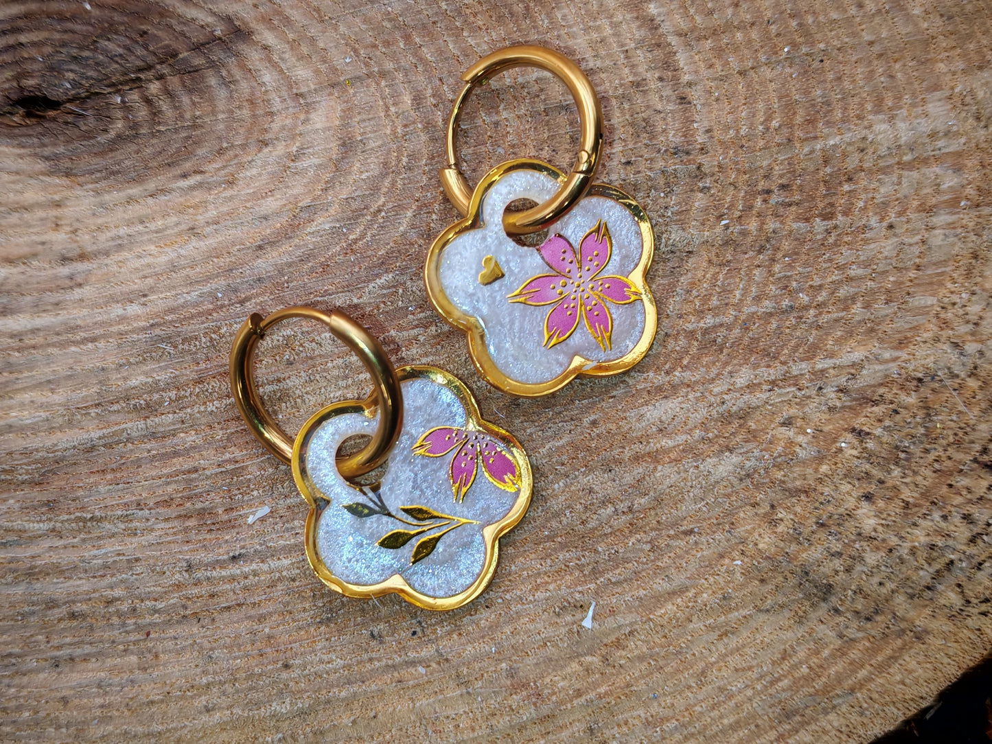 Boucles d’oreilles – Fleur nacrée au souffle rosé