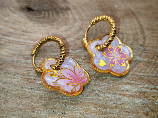 Boucles d’oreilles – Fleur nacrée aux éclats tendres