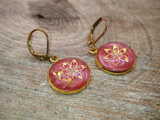 Boucles d’oreilles dormeuses – Fleur rubis dorée