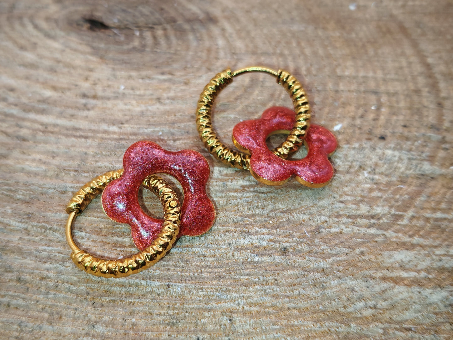 Boucles d’oreilles – Fleur éclat rubis sur anneau doré