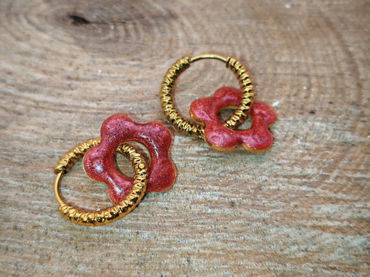 Boucles d’oreilles – Fleur éclat rubis sur anneau doré