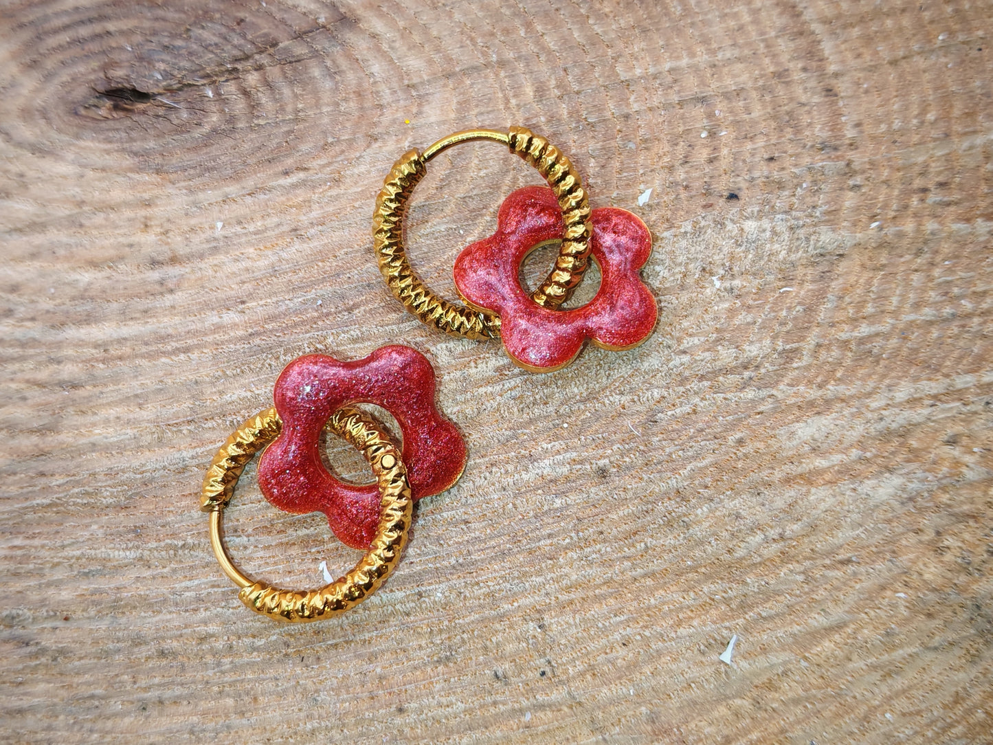 Boucles d’oreilles – Fleur éclat rubis sur anneau doré