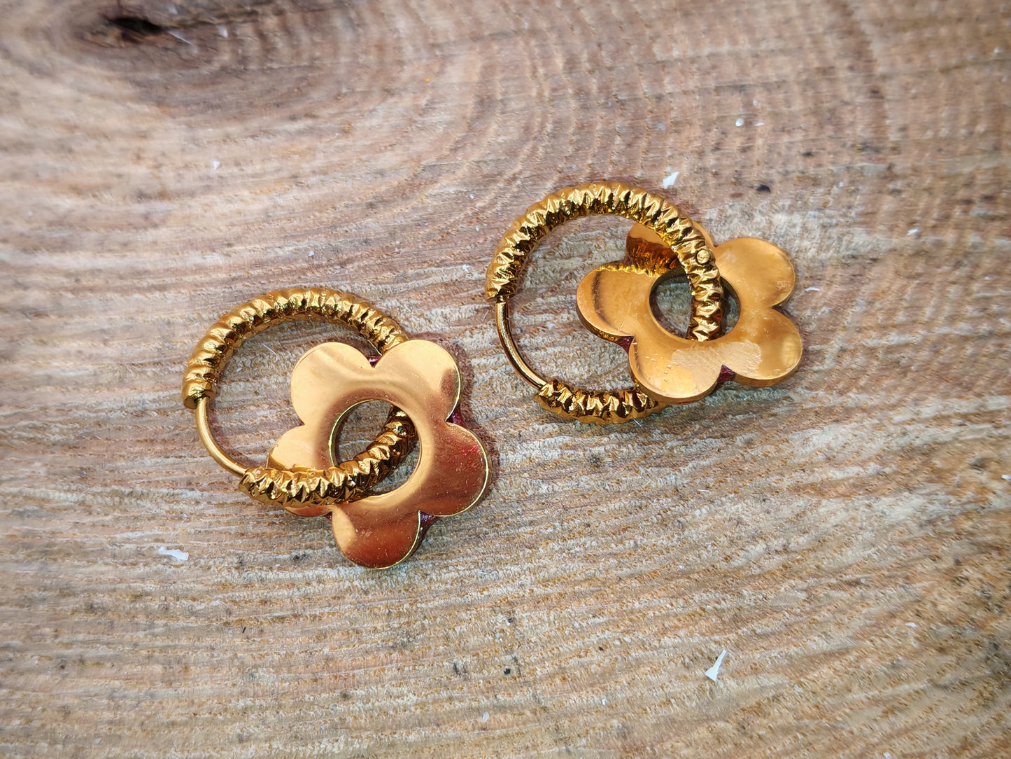 Boucles d’oreilles – Fleur éclat rubis sur anneau doré