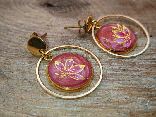 Boucles d’oreilles – Fleur rubis en cercle doré