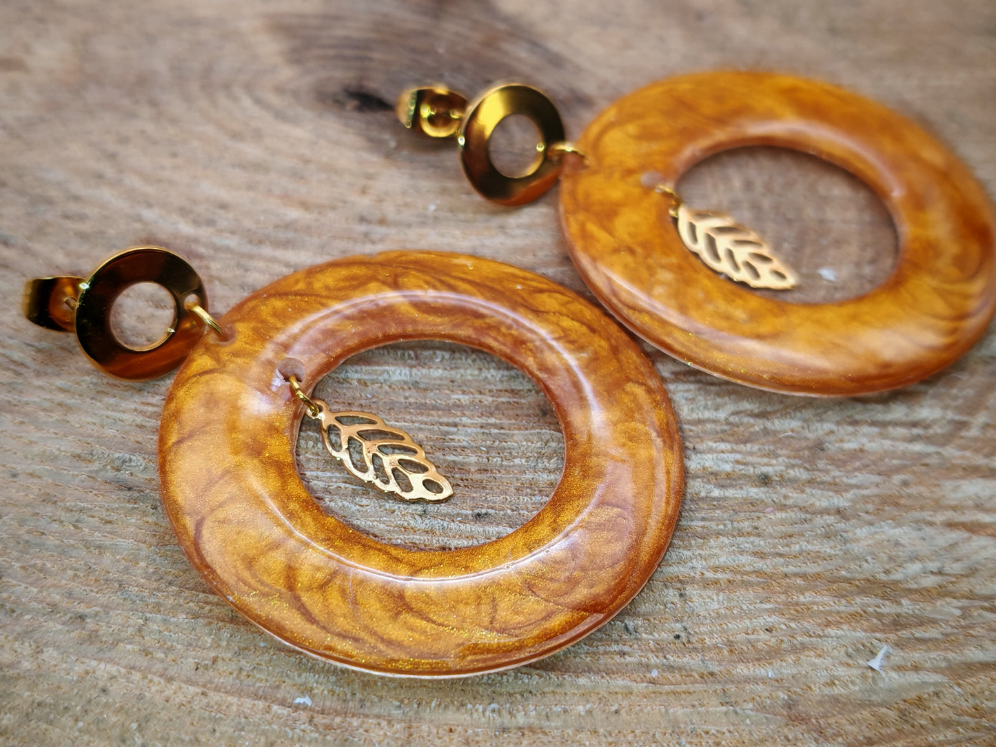 Boucles d’oreilles – Anneaux ambrés et feuille légère