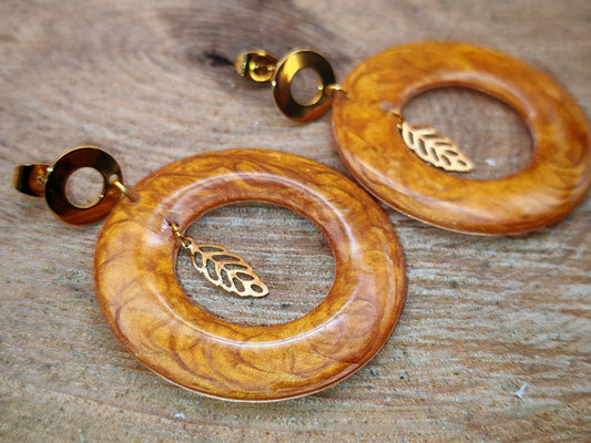 Boucles d’oreilles – Anneaux ambrés et feuille légère