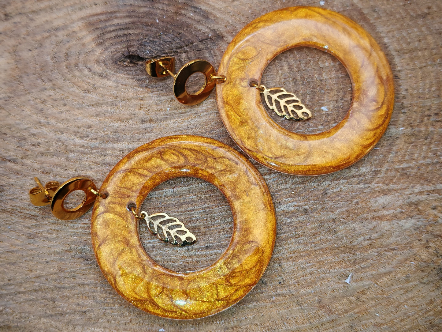 Boucles d’oreilles – Anneaux ambrés et feuille légère