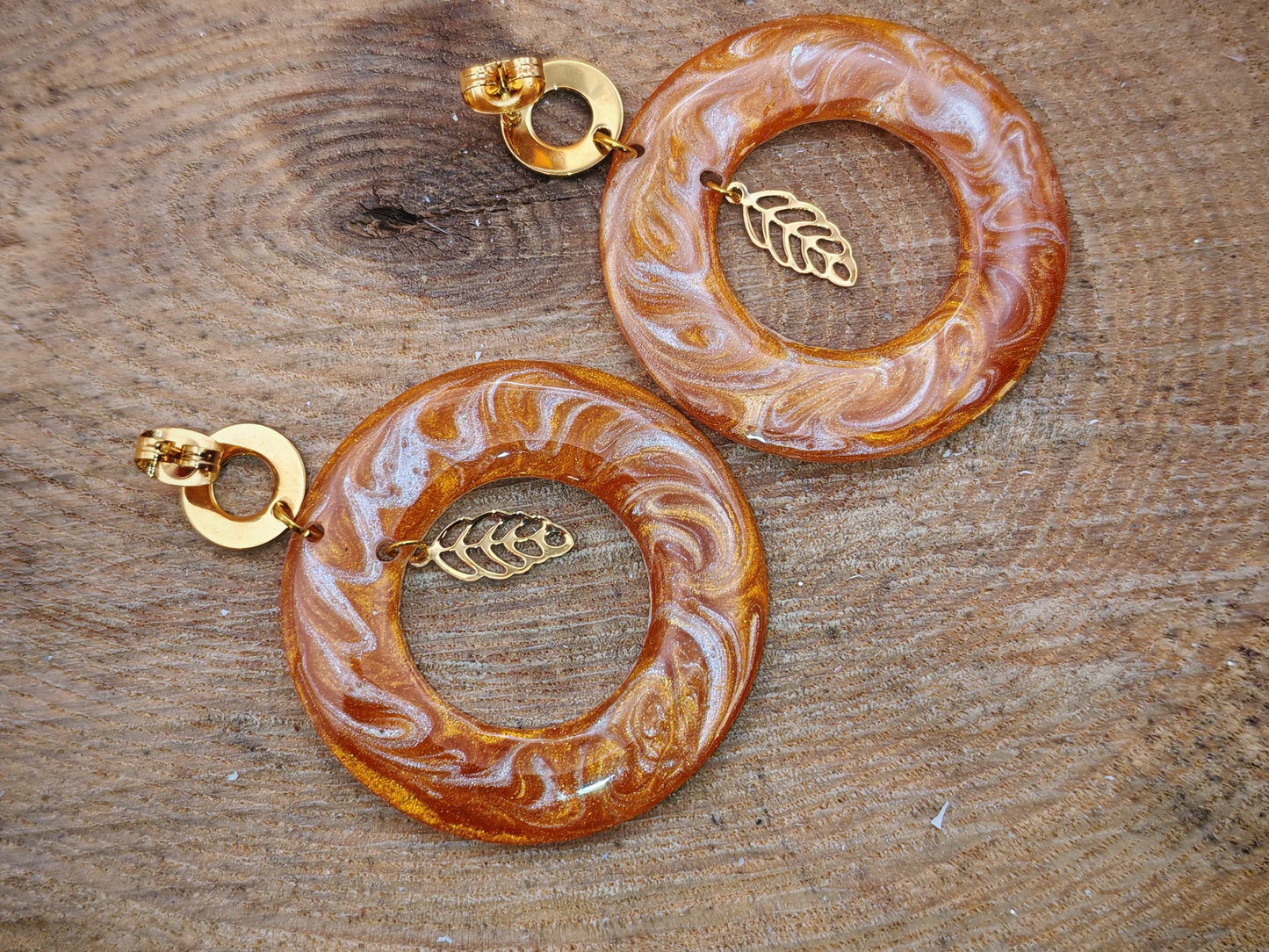 Boucles d’oreilles – Anneaux ambrés et feuille légère