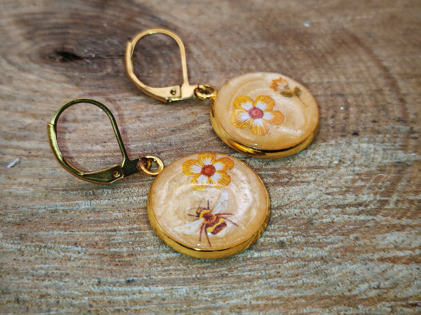 Boucles d’oreilles – Abeille et fleurs en éclats de pollen