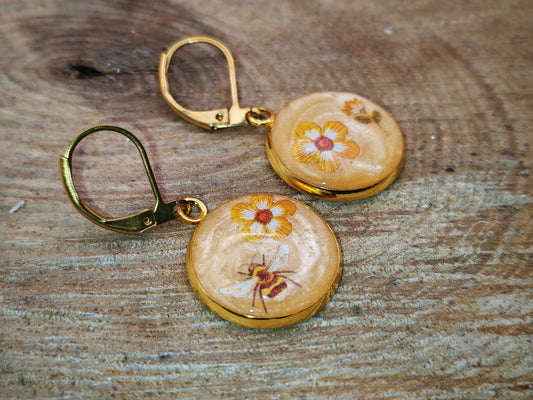 Boucles d’oreilles – Abeille et fleurs en éclats de pollen