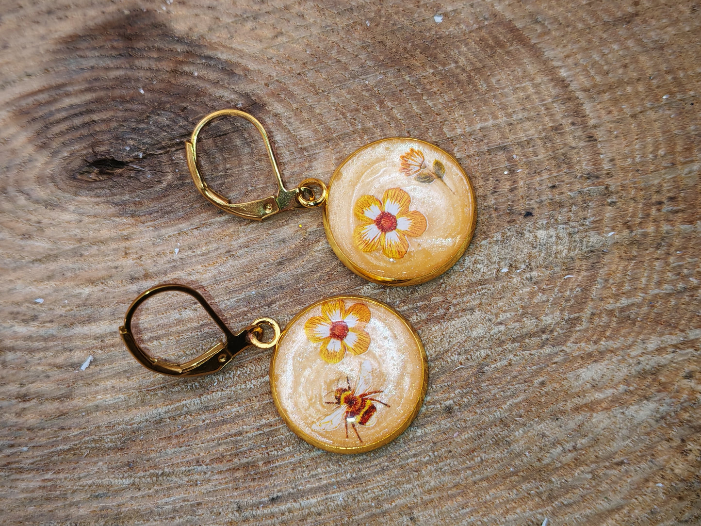 Boucles d’oreilles – Abeille et fleurs en éclats de pollen