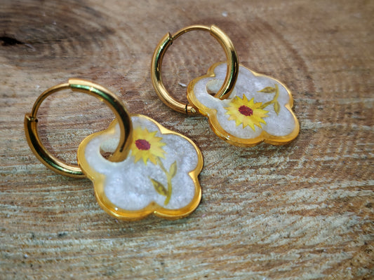 Boucles d’oreilles – Fleur solaire en douceur nacrée