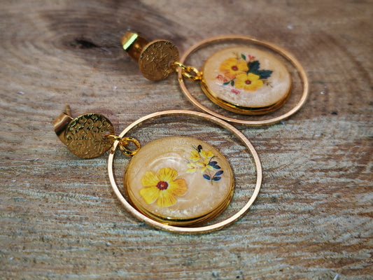 Boucles d’oreilles – Fleurs dorées en lumière de pollen