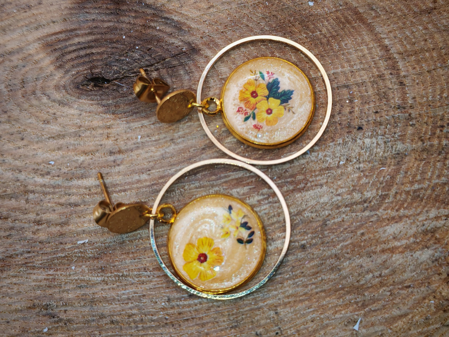 Boucles d’oreilles – Fleurs dorées en lumière de pollen