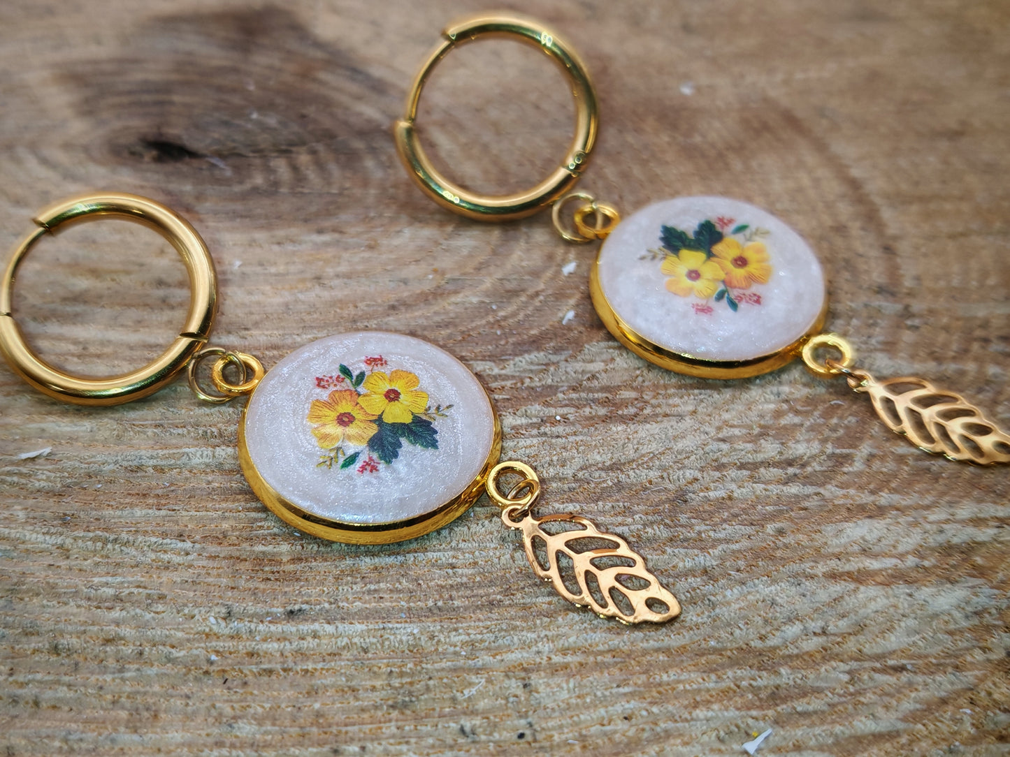 Boucles d’oreilles – Bouquet délicat et feuille dorée
