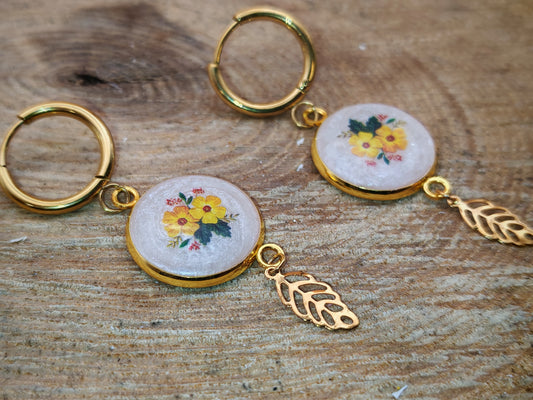 Boucles d’oreilles – Bouquet délicat et feuille dorée