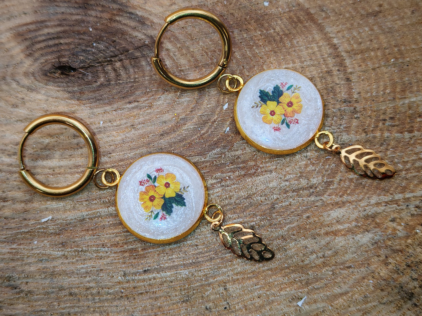 Boucles d’oreilles – Bouquet délicat et feuille dorée