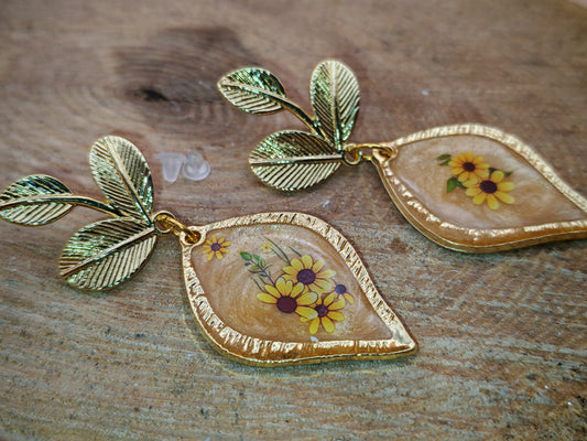 Boucles d’oreilles – Feuilles dorées et fleurs en éclats de pollen