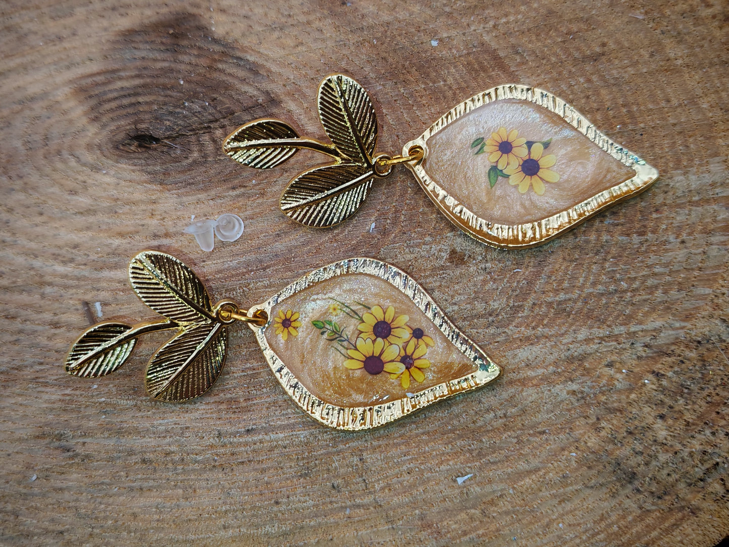 Boucles d’oreilles – Feuilles dorées et fleurs en éclats de pollen