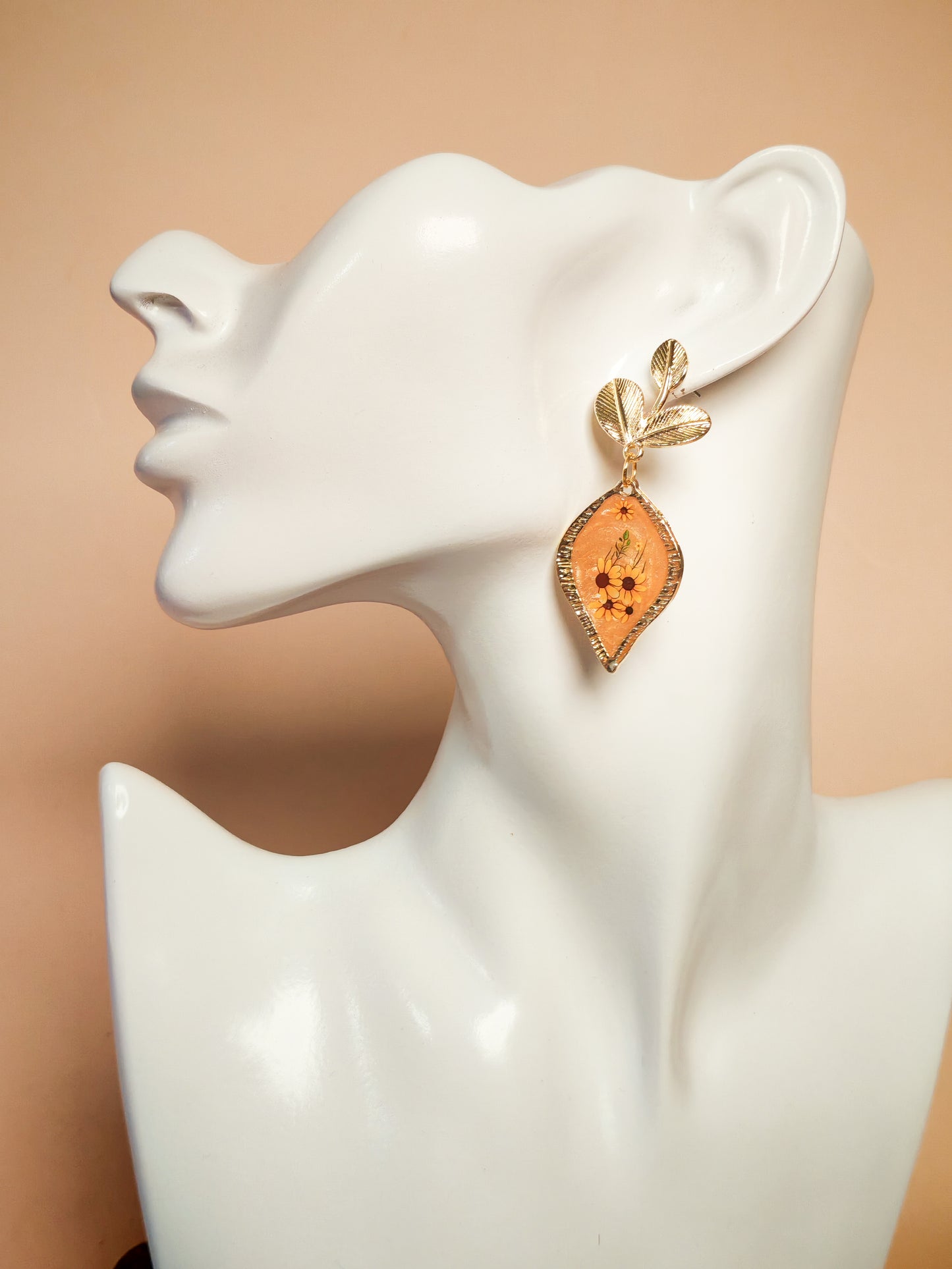 Boucles d’oreilles – Feuilles dorées et fleurs en éclats de pollen