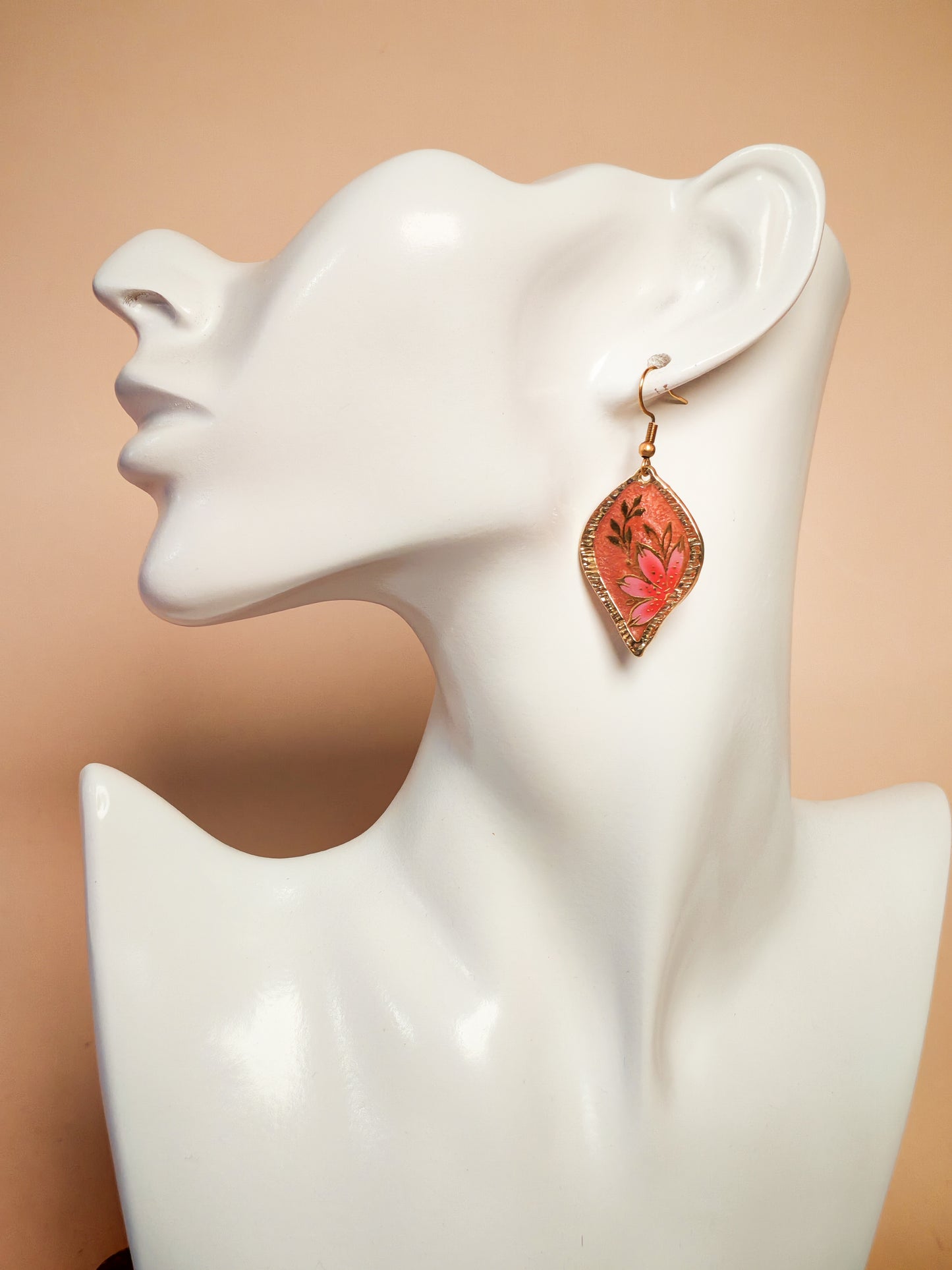 Boucles d’oreilles – Éclosion dorée sur pétale rosé
