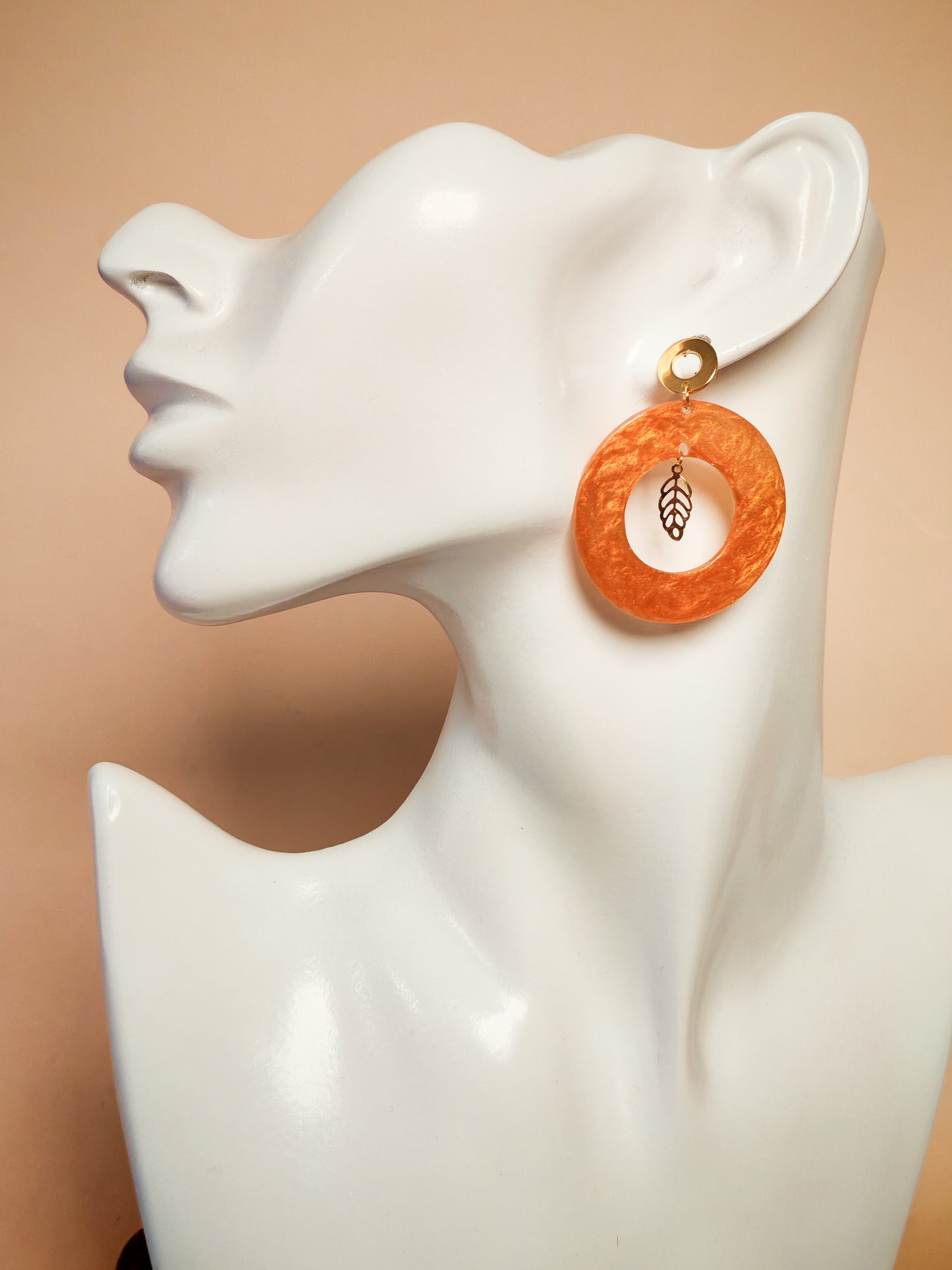 Boucles d’oreilles – Anneaux ambrés et feuille légère
