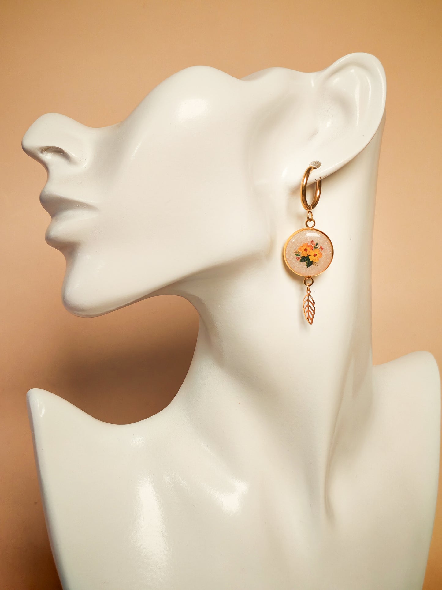 Boucles d’oreilles – Bouquet délicat et feuille dorée