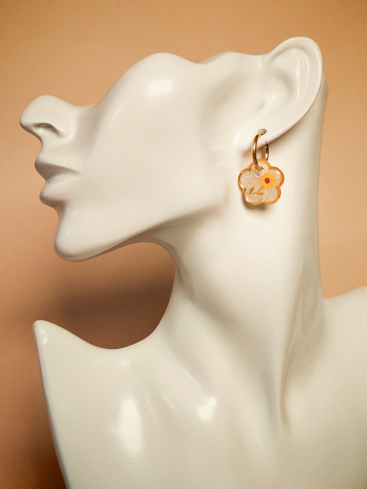 Boucles d’oreilles – Fleur solaire en douceur nacrée