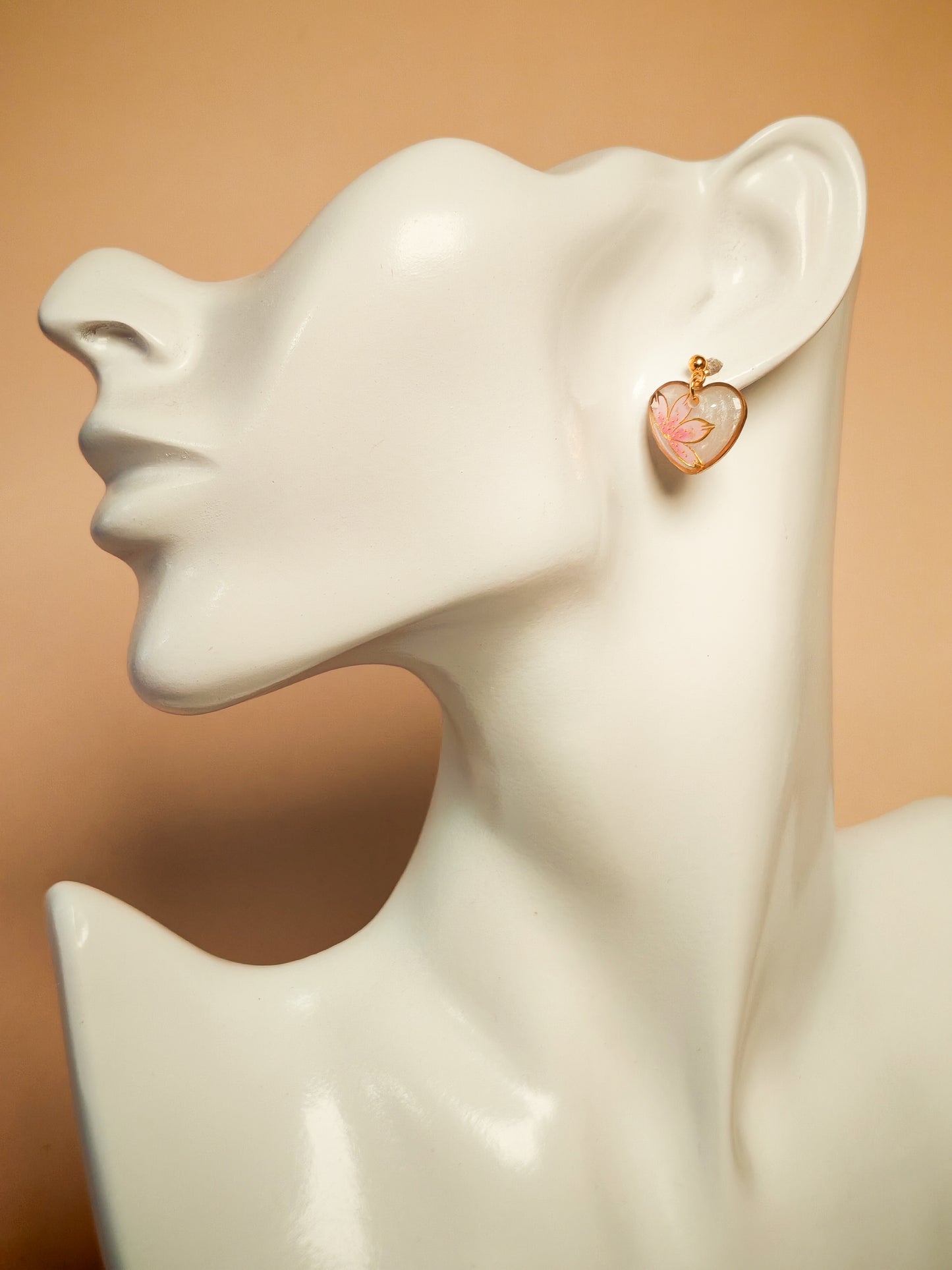 Boucles d’oreilles – Fleur nacrée aux reflets doux