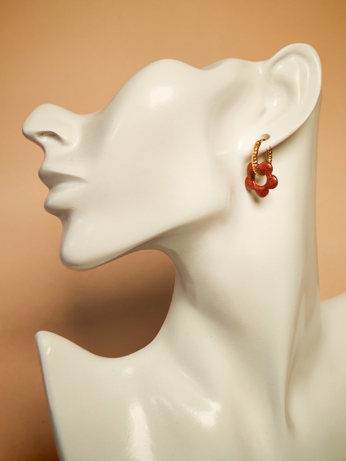 Boucles d’oreilles – Fleur éclat rubis sur anneau doré