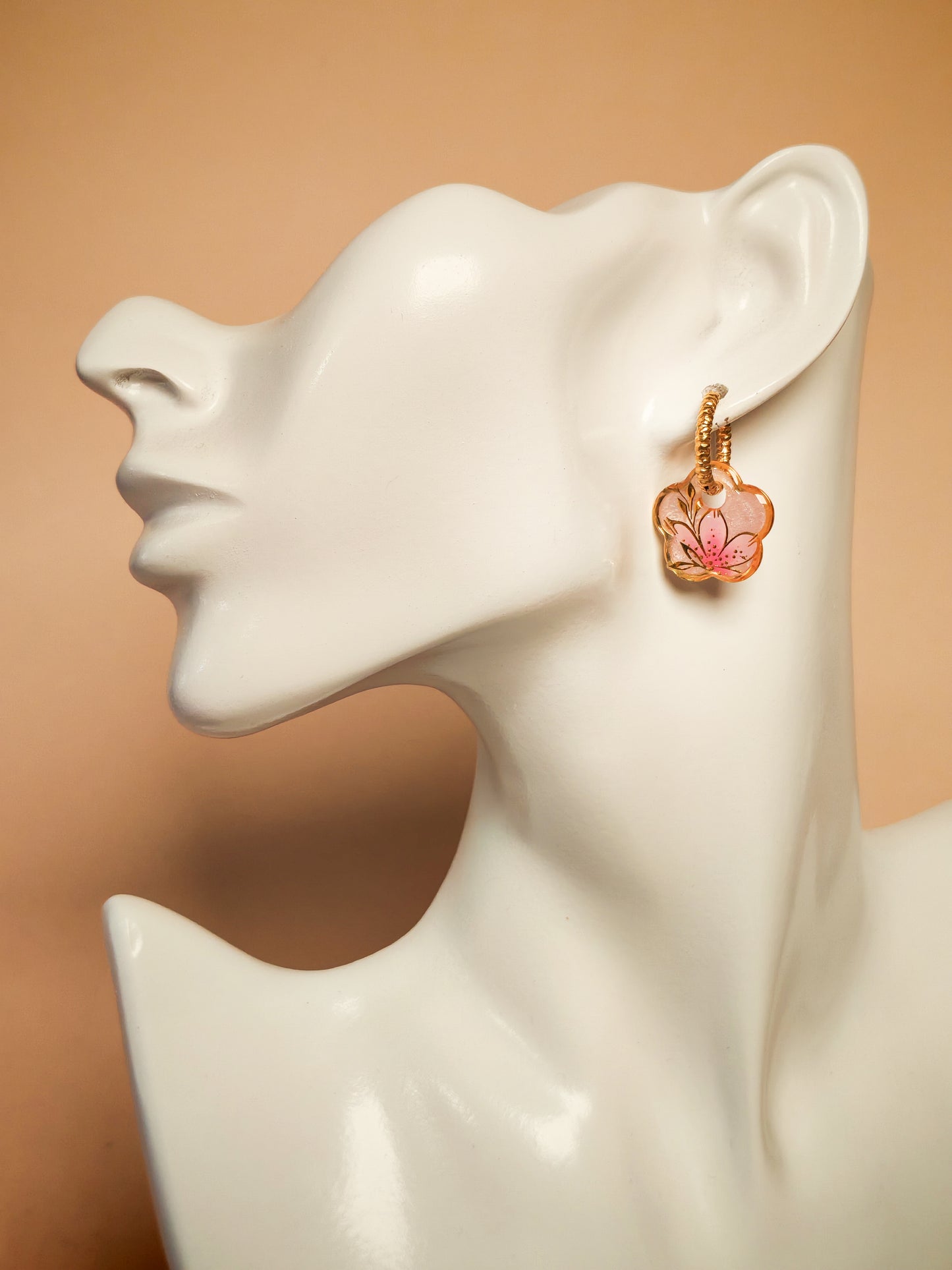 Boucles d’oreilles – Fleur nacrée aux éclats tendres