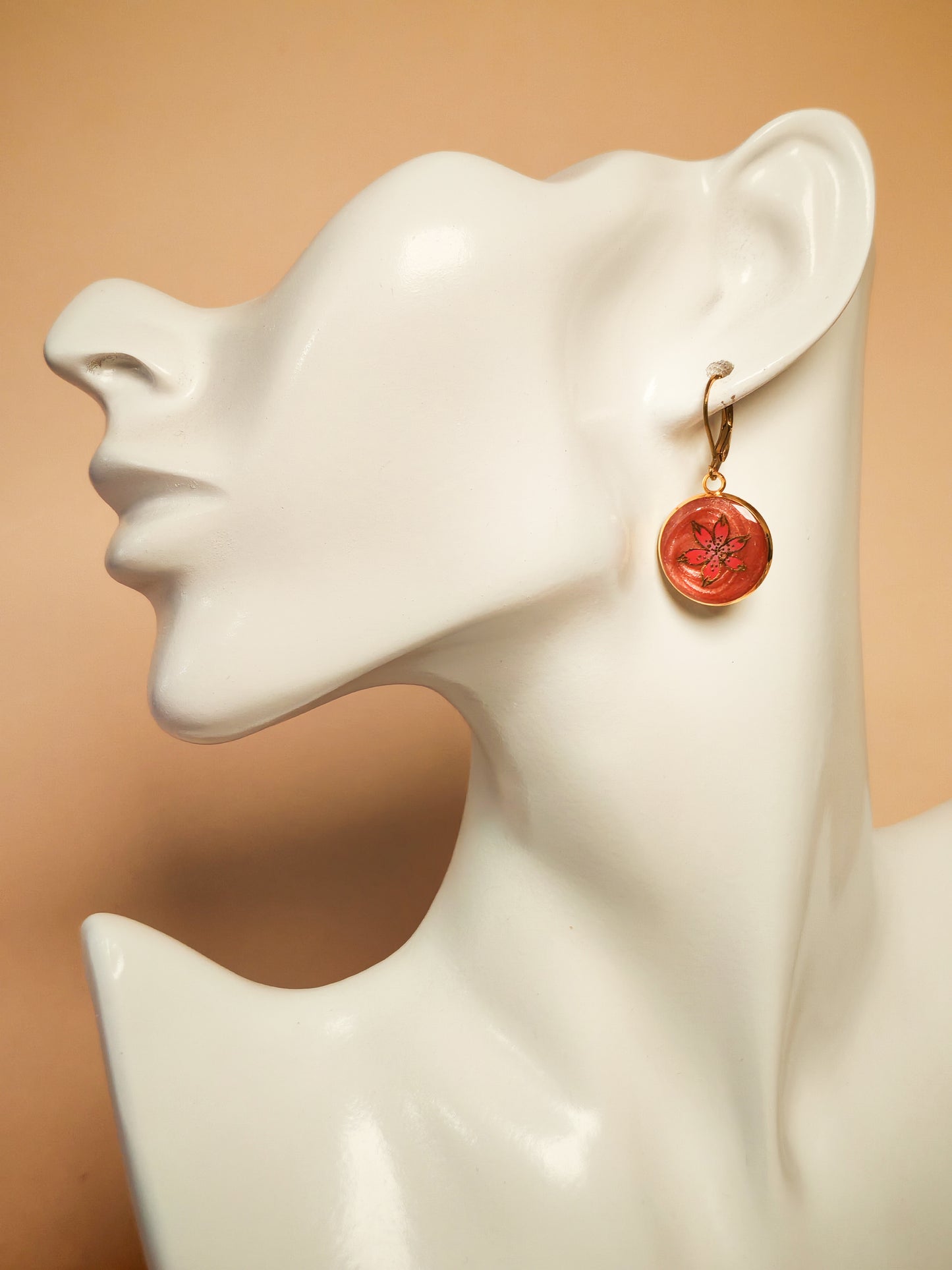 Boucles d’oreilles dormeuses – Fleur rubis dorée