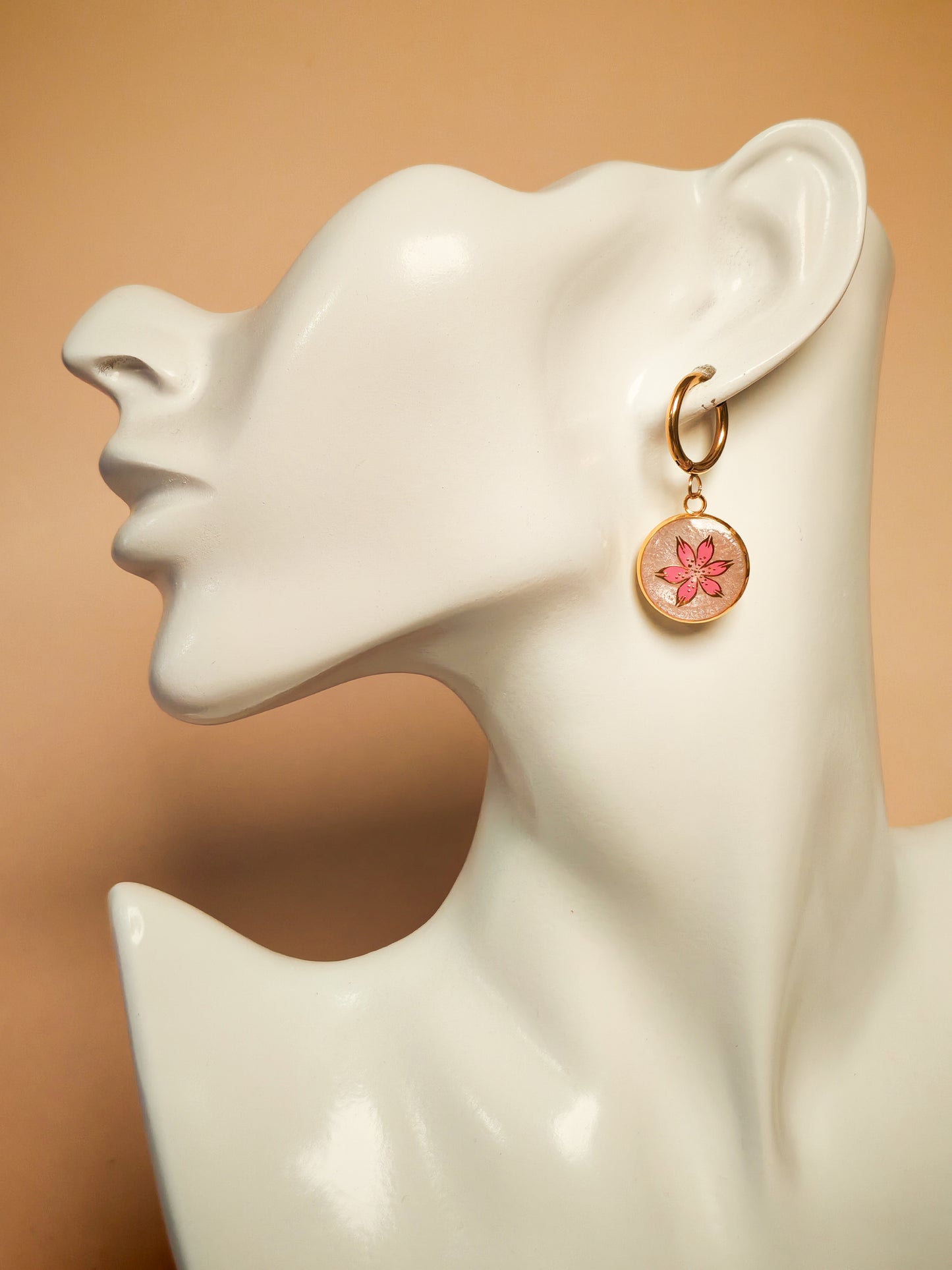 Boucles d’oreilles – Fleur nacrée aux éclats rosés