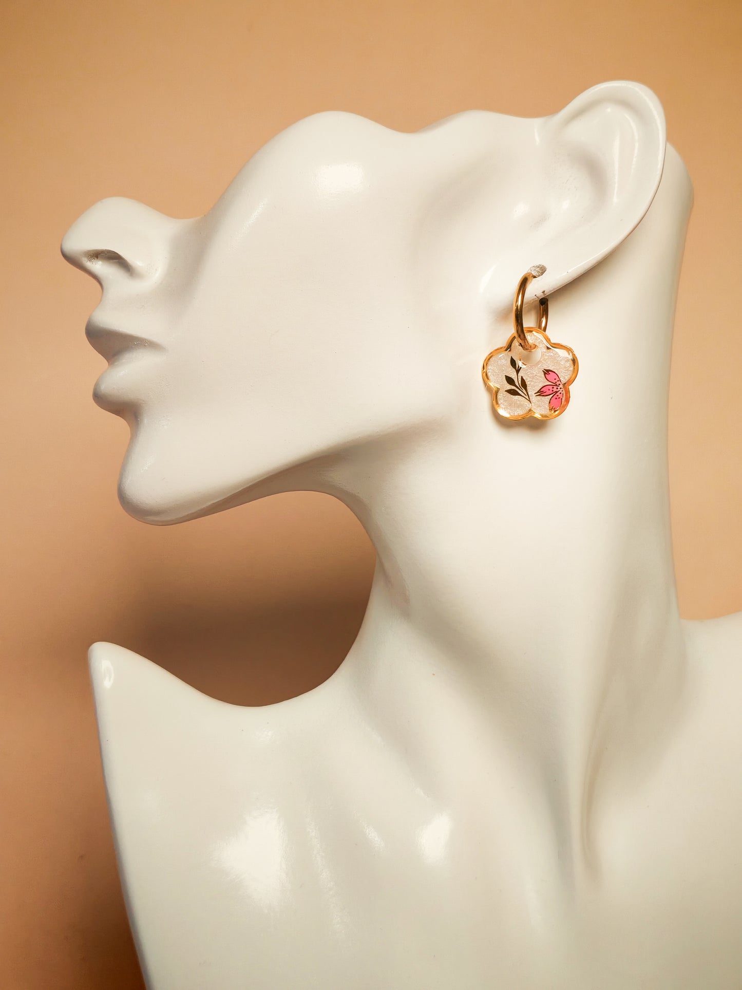 Boucles d’oreilles – Fleur nacrée au souffle rosé