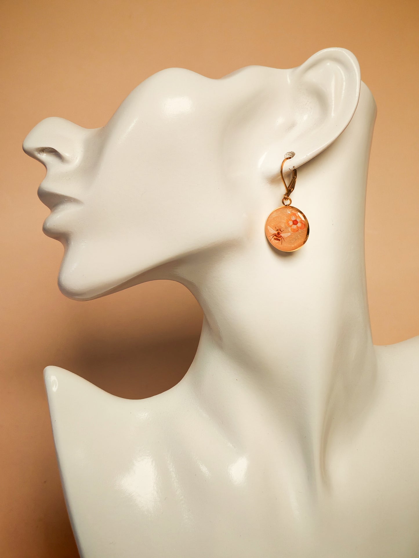 Boucles d’oreilles – Abeille et fleurs en éclats de pollen