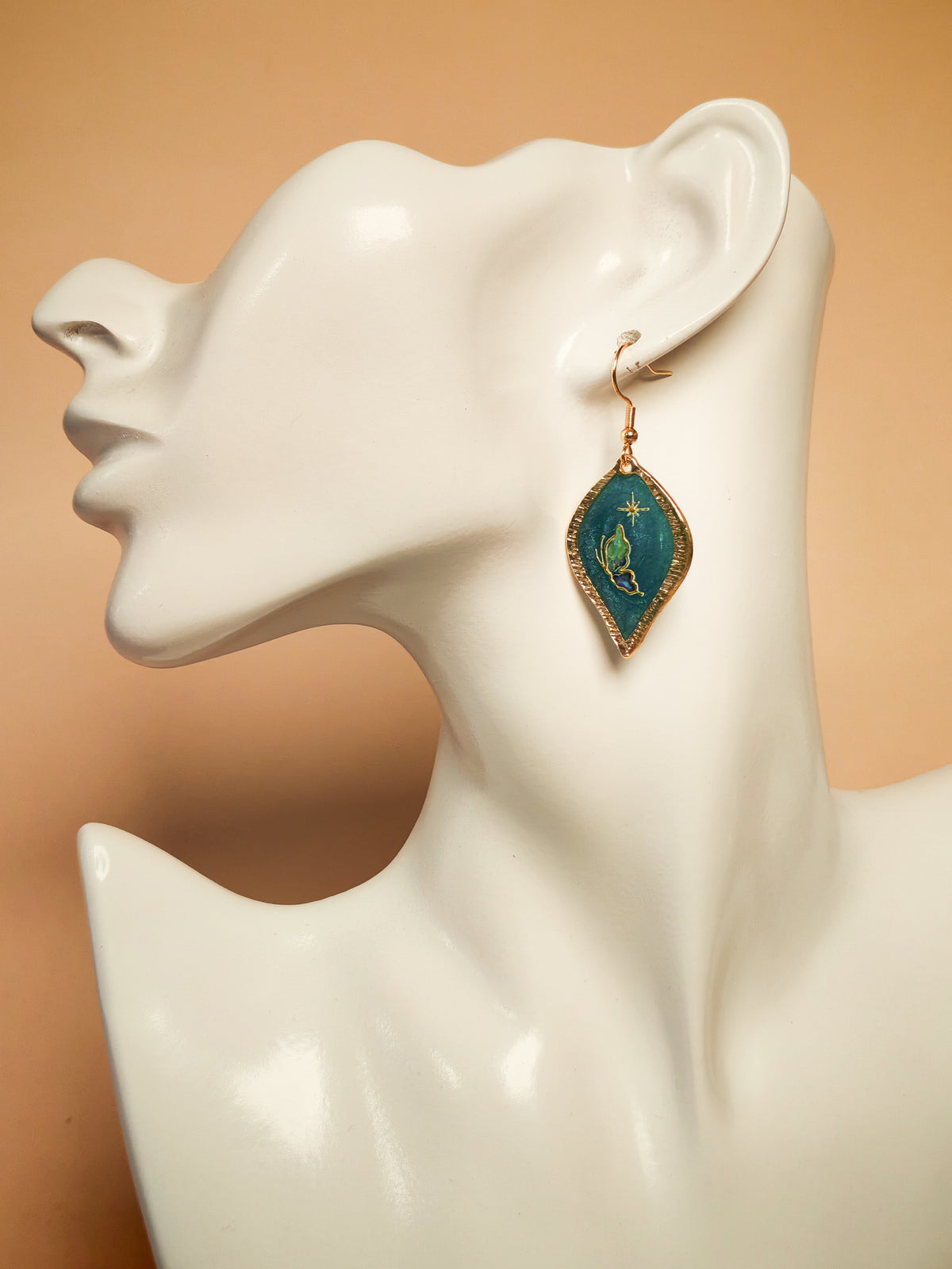 Boucles d’oreilles – Papillons dorés sur feuille céleste