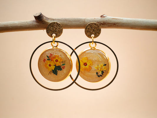 Boucles d’oreilles – Fleurs dorées en lumière de pollen