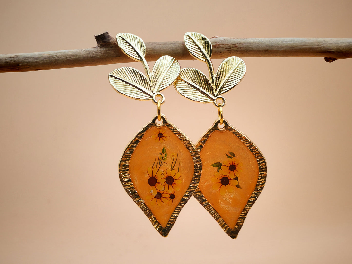 Boucles d’oreilles – Feuilles dorées et fleurs en éclats de pollen