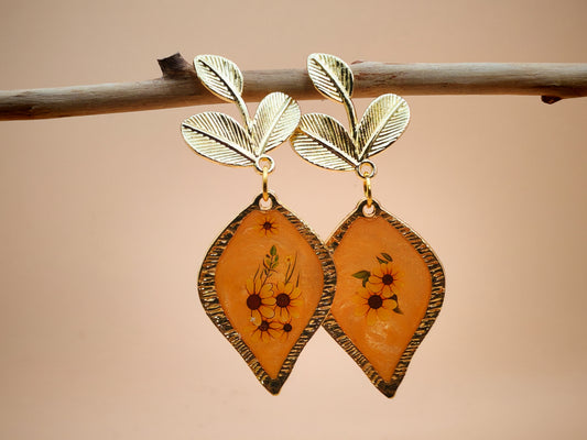 Boucles d’oreilles – Feuilles dorées et fleurs en éclats de pollen