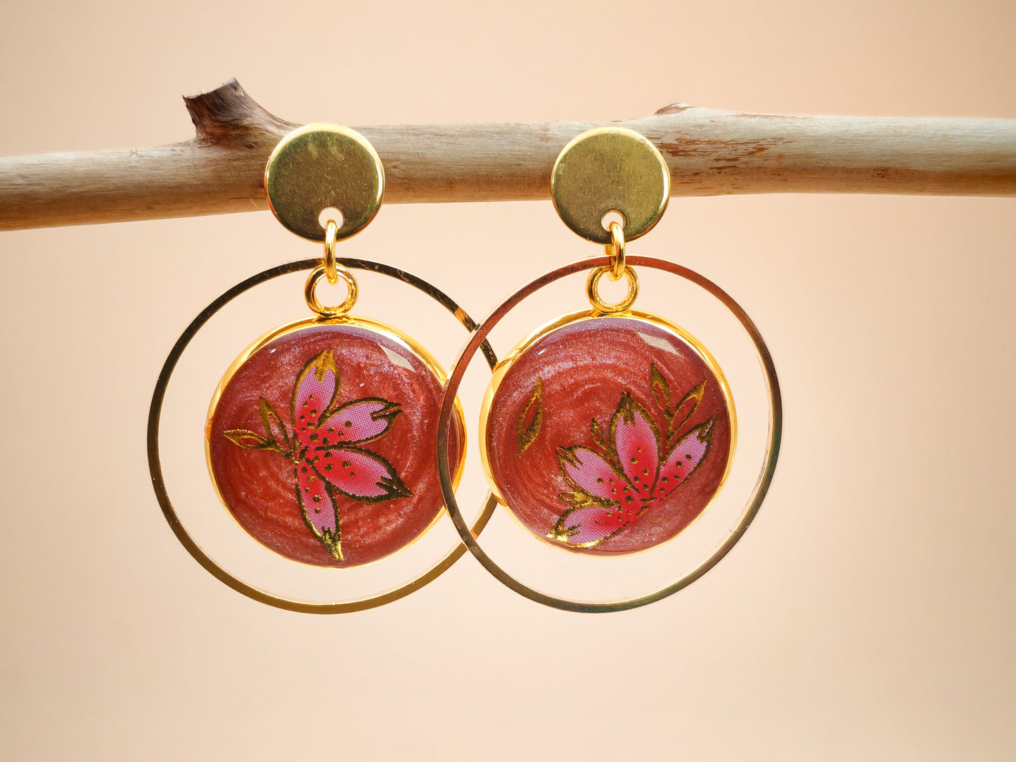 Boucles d’oreilles – Fleur rubis en cercle doré