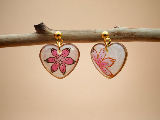Boucles d’oreilles – Fleur nacrée aux reflets doux